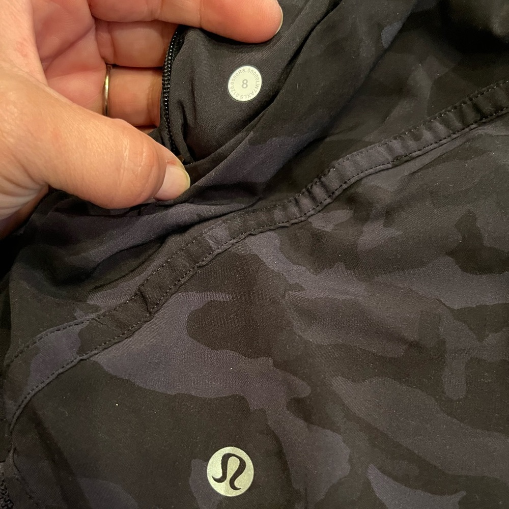 LULULEMON Track That Mid Rose lined shorts in black camouflage size 8 - Picture 7 of 7